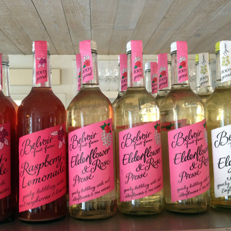 Les sirop de fruits dans le café de Fredriksdal à Helsingborg en Suède. Chartreuse de Basseville.