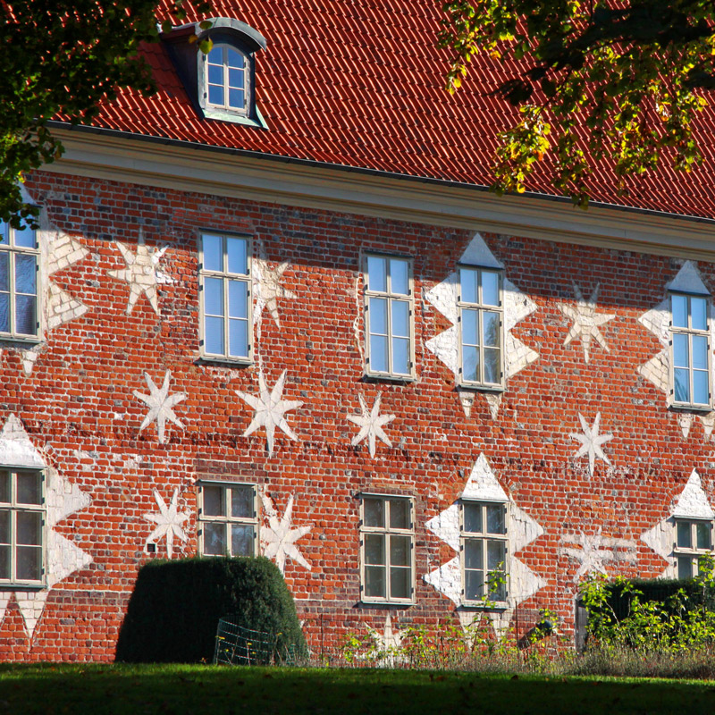 Les étoiles de la façade du château de Gyllenstierna à Krapperup, Suède. Chartreuse de Basseville.