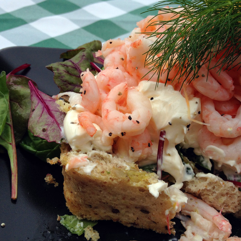 La tartine de crevettes (Räksmörgås) du restaurant du château de Gyllenstierna, à Krapperup, Suède. Chartreuse de Basseville.