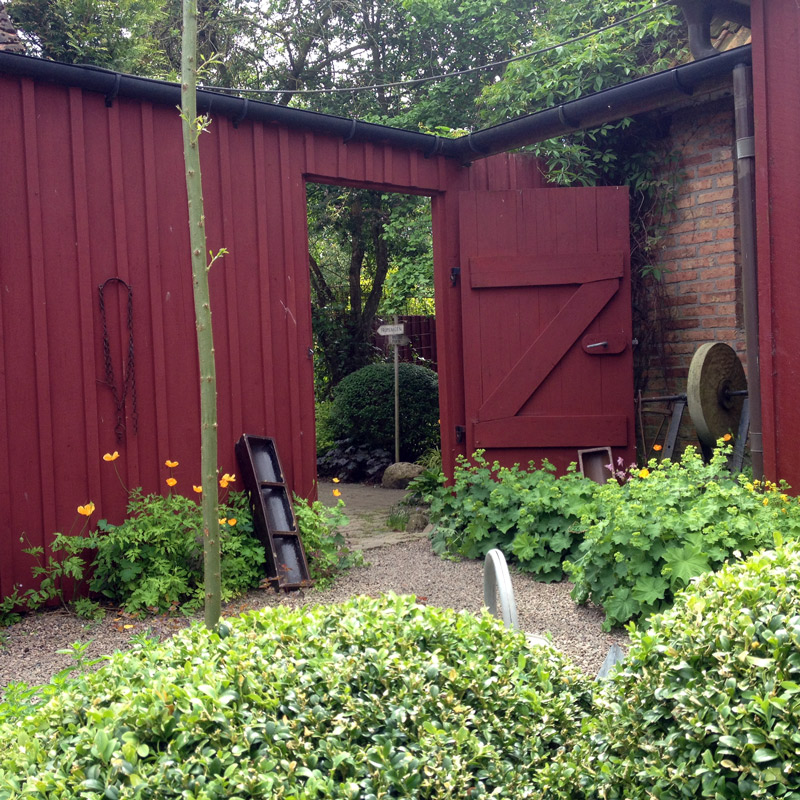 L’entrée du jardin de Lottie Hermansson au sud de la ville d'Ängelholm en Suède. Chartreuse de Basseville.