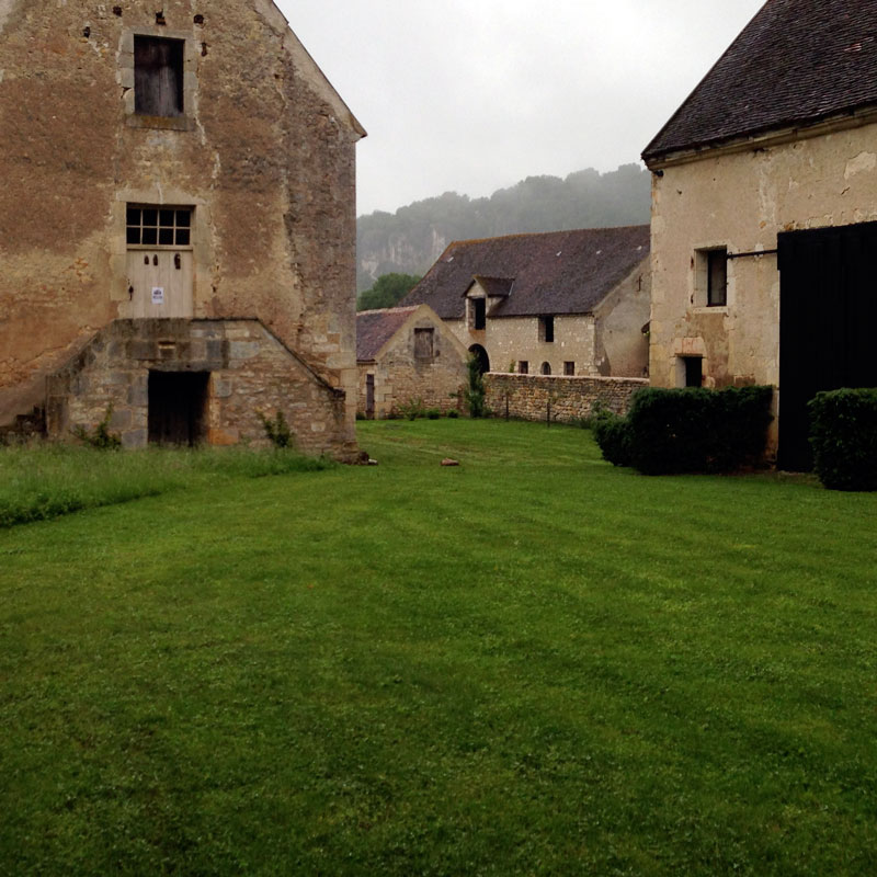La cour des Obédiences de la chartreuse sous la pluie au mois de juin.