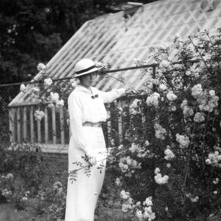 La princesse héritière de Suède, Margaret de Connaught près des serres du parc de Sofiero en Suède. Vers 1915. Chartreuse de Basseville.